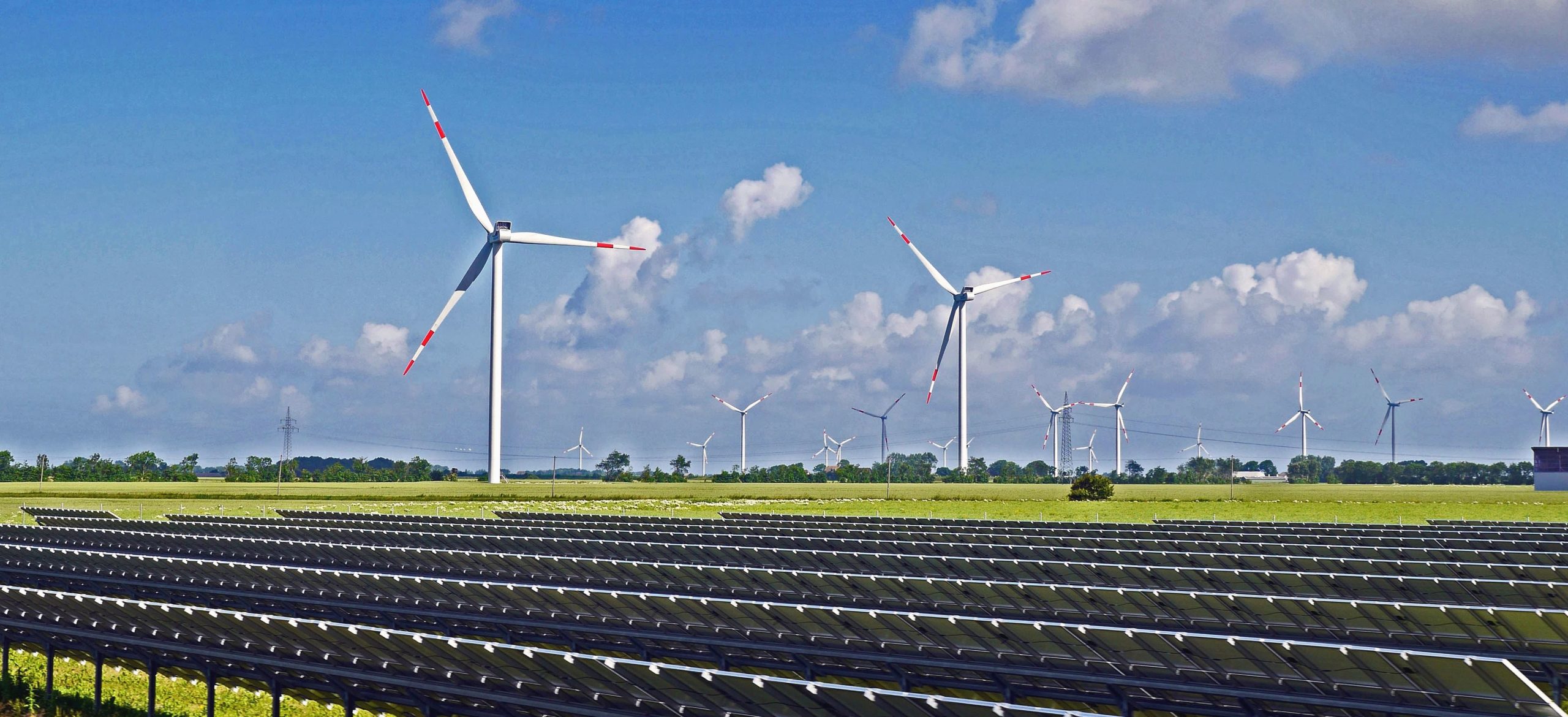 Foto door <a href="https://pixnio.com/nl/diversen/zonne-energie-zonnepaneel-windmolen-energie-lucht-veld-wind-zon">hpgruesen</a> van <a href="https://pixnio.com/nl/">Pixnio</a>